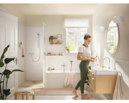 Svetlá kúpeľňa s vaňou, sprchou, umývadlom a zrkadlom v príjemnom dizajne.