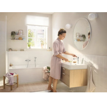 Svetlá kúpeľňa s vaňou, umývadlom a zrkadlom