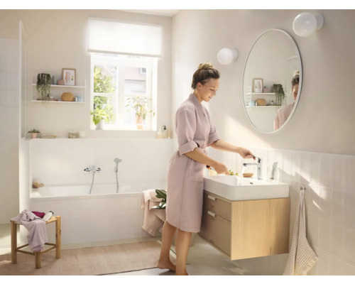 Svetlá kúpeľňa s vaňou, umývadlom a zrkadlom