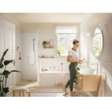 Svetlá kúpeľňa so sprchou, vaňou a umývadlom