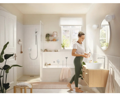 Svetlá kúpeľňa so sprchou, vaňou a umývadlom