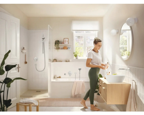 Svetlá kúpeľňa so sprchou, vaňou, umývadlom a ženou