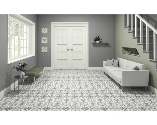 Svetlá miestnosť so vzorovanými dlaždicami, lavicou, pohovkou a schodiskom