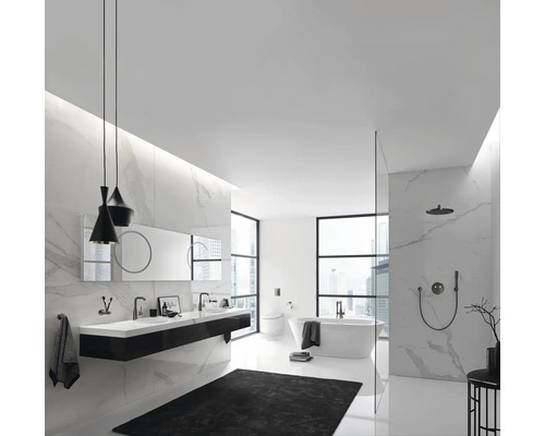 Svetlá kúpeľňa s dvojitým umývadlom, vaňou a sprchou