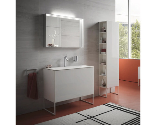 Kúpeľňa s umývadlom, zrkadlovou skriňou a vysokou skriňou