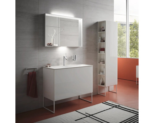 Moderná kúpeľňa s umývadlovou skrinkou, zrkadlovou skrinkou s osvetlením a vysokou skrinkou