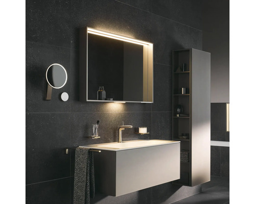 Moderná kúpeľňa s umývadlom, osvetlenou zrkadlovou skrinkou, kozmetickým zrkadlom a vysokou skrinkou na uloženie vecí