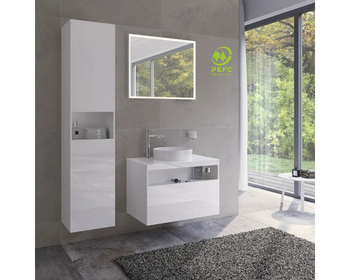 Moderná kúpeľňa s umývadlom, spodnou skrinkou, zrkadlovou skrinkou, držiakom na uteráky a pečaťou PEFC
