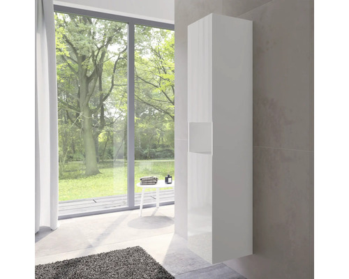 Moderná kúpeľňa s bielou vysokou skriňou na ukladanie