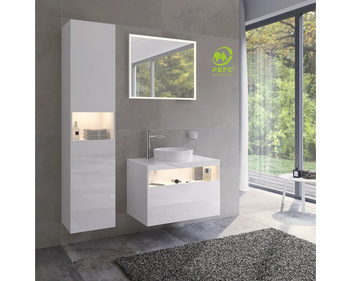 Moderná kúpeľňa s bielym kúpeľňovým nábytkom, umývadlom, zrkadlom a sivou predložkou