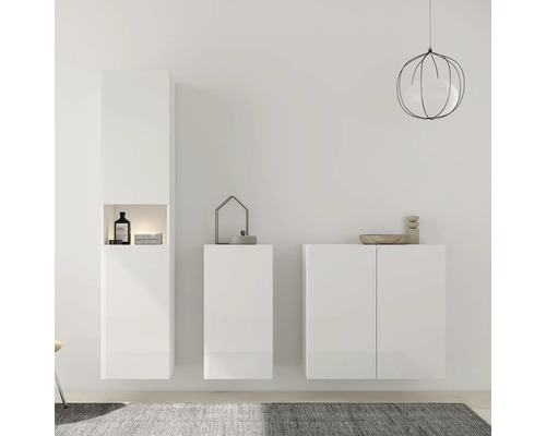 Kúpeľňa s umývadlovou skrinkou, závesnou skrinkou a vysokou skrinkou