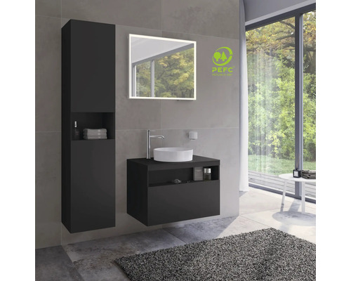 Moderný kúpeľňový komplet s umývadlom, zrkadlovou skrinkou a vysokou skriňou. Značka PEFC pre trvalo udržateľné lesné hospodárstvo.