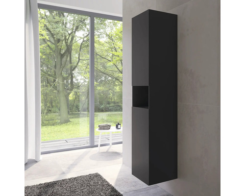 Kúpeľňa s vysokou úzkou kúpeľňovou skriňou, veľkým oknom a kobercom