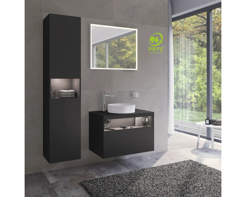 Moderná kúpeľňa s umývadlovou skrinkou, zrkadlovou skrinkou a vysokou skrinkou. Znacka PEFC pre udržateľné lesné hospodárstvo.