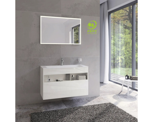 Kúpeľňa s osvetleným zrkadlom, skrinkou pod umývadlo, batériou a pečaťou PEFC