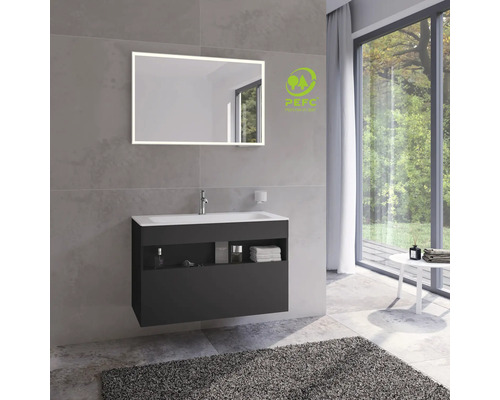 Moderná kúpeľňa s umývadlovou skrinkou, zrkadlom s osvetlením a oknom