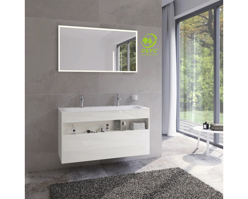 Svetlá kúpeľňa s osvetleným zrkadlom, skrinkou pod umývadlo, armatúrami, sivým kobercom a pečaťou PEFC