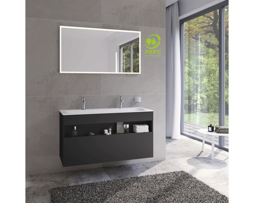 Moderná kúpeľňa s umývadlovou skrinkou, dvojitým umývadlom a osvetleným zrkadlom a pečaťou PEFC