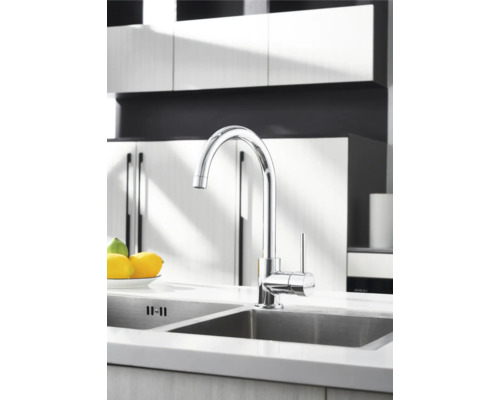 Kuchynská scéna s drezovou batériou a drezom