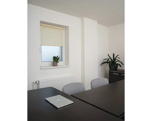 Kancelária s oknom, roletou, stolom a stoličkami