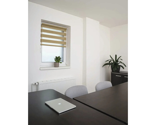 Kancelárska miestnosť s oknom, roletami, stolom a kancelárskou stoličkou