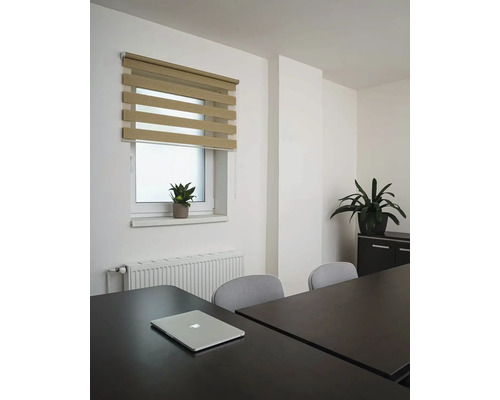 Interiér s oknom a dvojitou roletou na tienenie