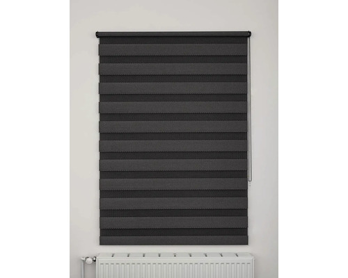 Sivé rolety duo pred oknom.