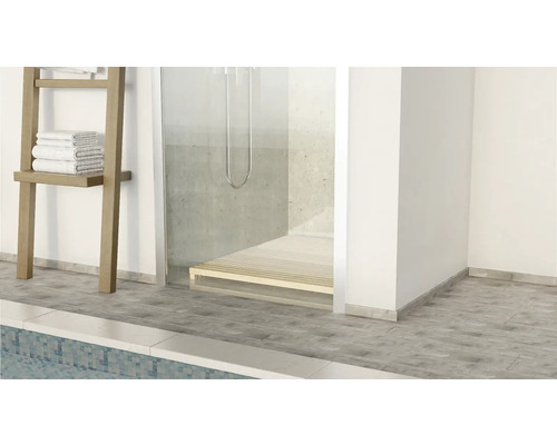 Kúpeľňa so sprchou, rebríkom na uteráky a dlaždicami