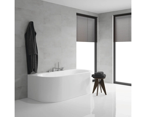 Moderná kúpeľňa s vaňou, oknom so žalúziami, stoličkou a županom