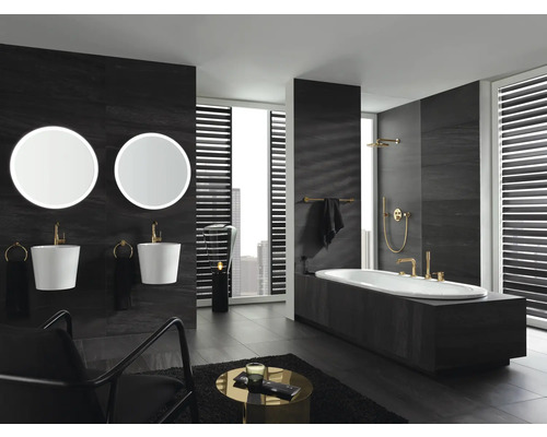 Kúpeľňa s dvoma umývadlami, dvoma zrkadlami, vaňou a armatúrami