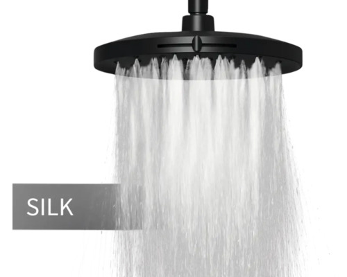 Čierna sprchová hlavica s prúdom vody