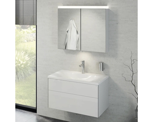 Moderná kúpeľňa s umývadlovou skrinkou, umývadlom, zrkadlovou skrinkou s osvetlením a batériou