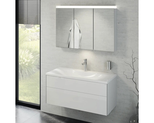 Kúpeľňa s umývadlovou skrinkou, umývadlom, zrkadlovou skrinkou s osvetlením a batériou