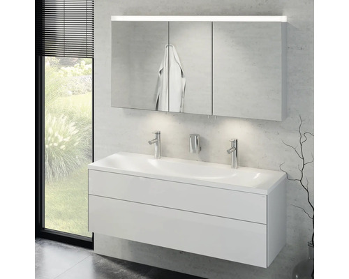 Kúpeľňa s dvojitým umývadlom, zrkadlovou skrinkou a uterákom