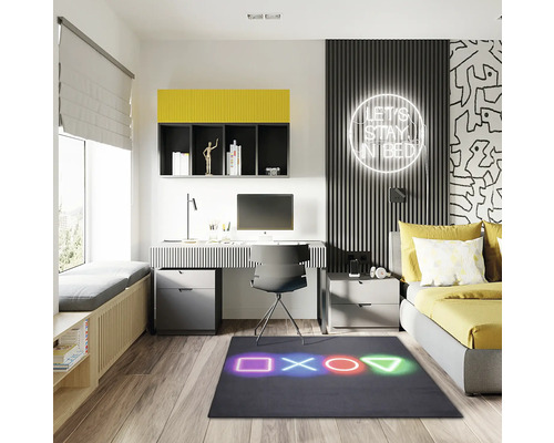 Zdobená izba pre mladých s písacím stolom, posteľou a vzorovaným kobercom