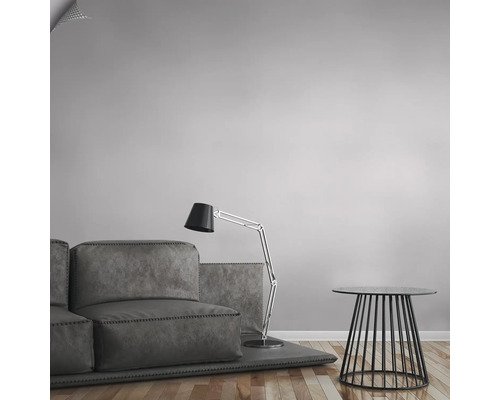 Obývacia izba s pohovkou, stojacou lampou a príručným stolíkom