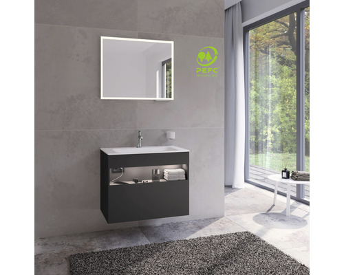 Moderná kúpeľňa s umývadlovou skrinkou, zrkadlom s osvetlením a pečaťou PEFC pre trvalo udržateľné lesné hospodárstvo