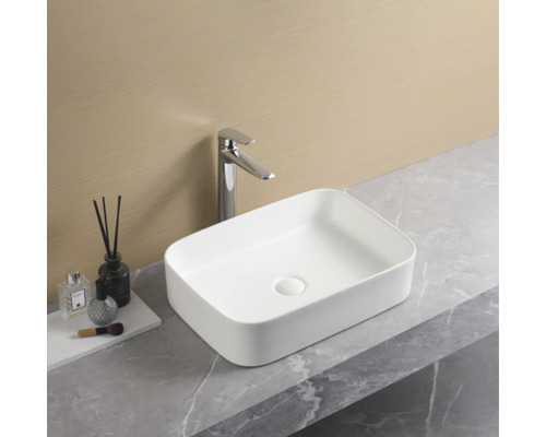 Obdĺžnikové keramické umývadlo na dosku s batériou na umývadlovej doske