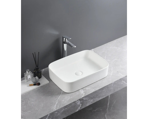 Obdĺžnikové keramické umývadlo s vodovodnou batériou na mramorovej doske