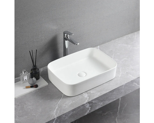 Obdĺžnikové keramické umývadlo na dosku s vodovodnou batériou na pracovnej doske