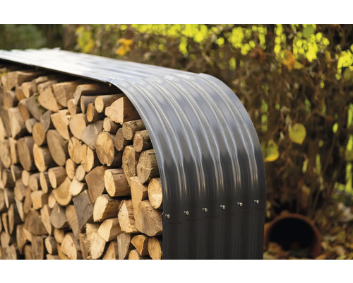 Naskladané palivové drevo s kovovým krytom.