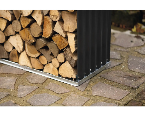 Regál na drevo naplnený palivovým drevom