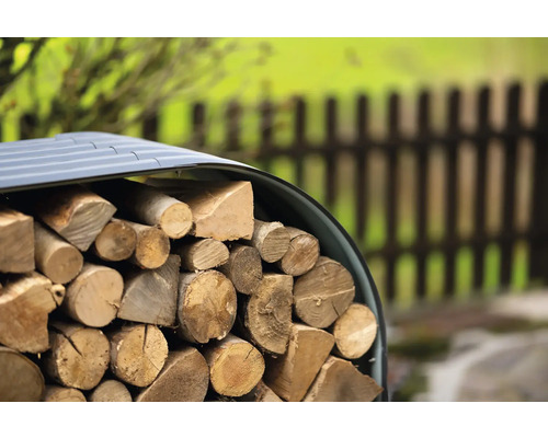 Hromada dreva pod prístreškom na uskladnenie dreva v záhrade