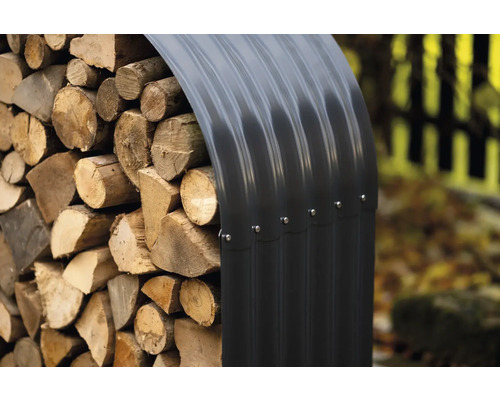 Sklad dreva s kovovým krytom na ochranu pred poveternostnými vplyvmi