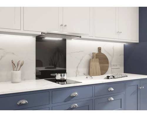 Kuchynská scéna s digestorom, varnou doskou, drezom, kuchynským náčiním a pracovnou doskou