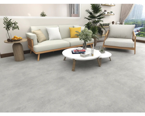 Obývacia izba s pohovkou, kreslom a konferenčnými stolíkmi na sivej podlahe.