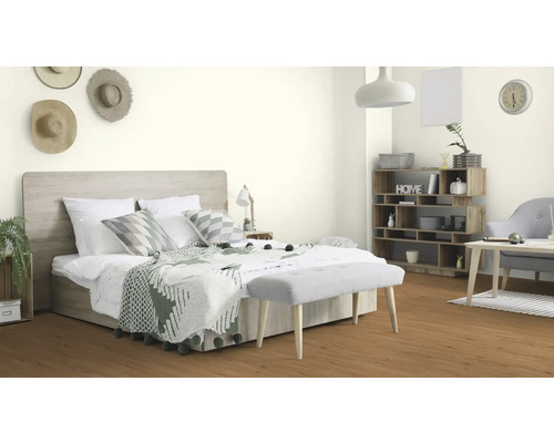 Svetlá spálňa s posteľou, lavicou a drevenými policami