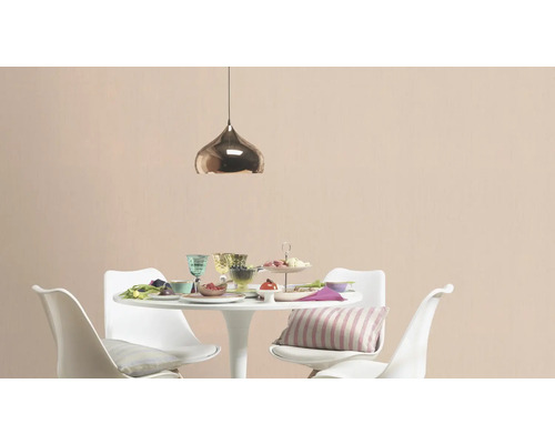 Jedáleň s jedálenským stolom, stoličkami a závesnou lampou pre svetlú a príjemnú atmosféru