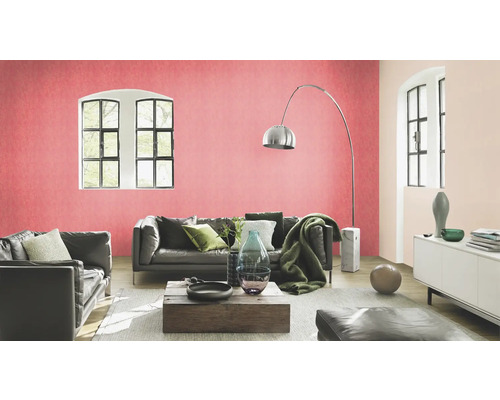 Obývacia izba s tapetou, sedačkou, konferenčným stolíkom a stojacou lampou