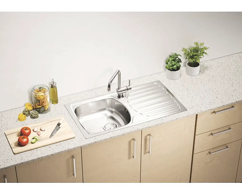 Kuchynská scéna s drezom, batériou a pracovnou doskou